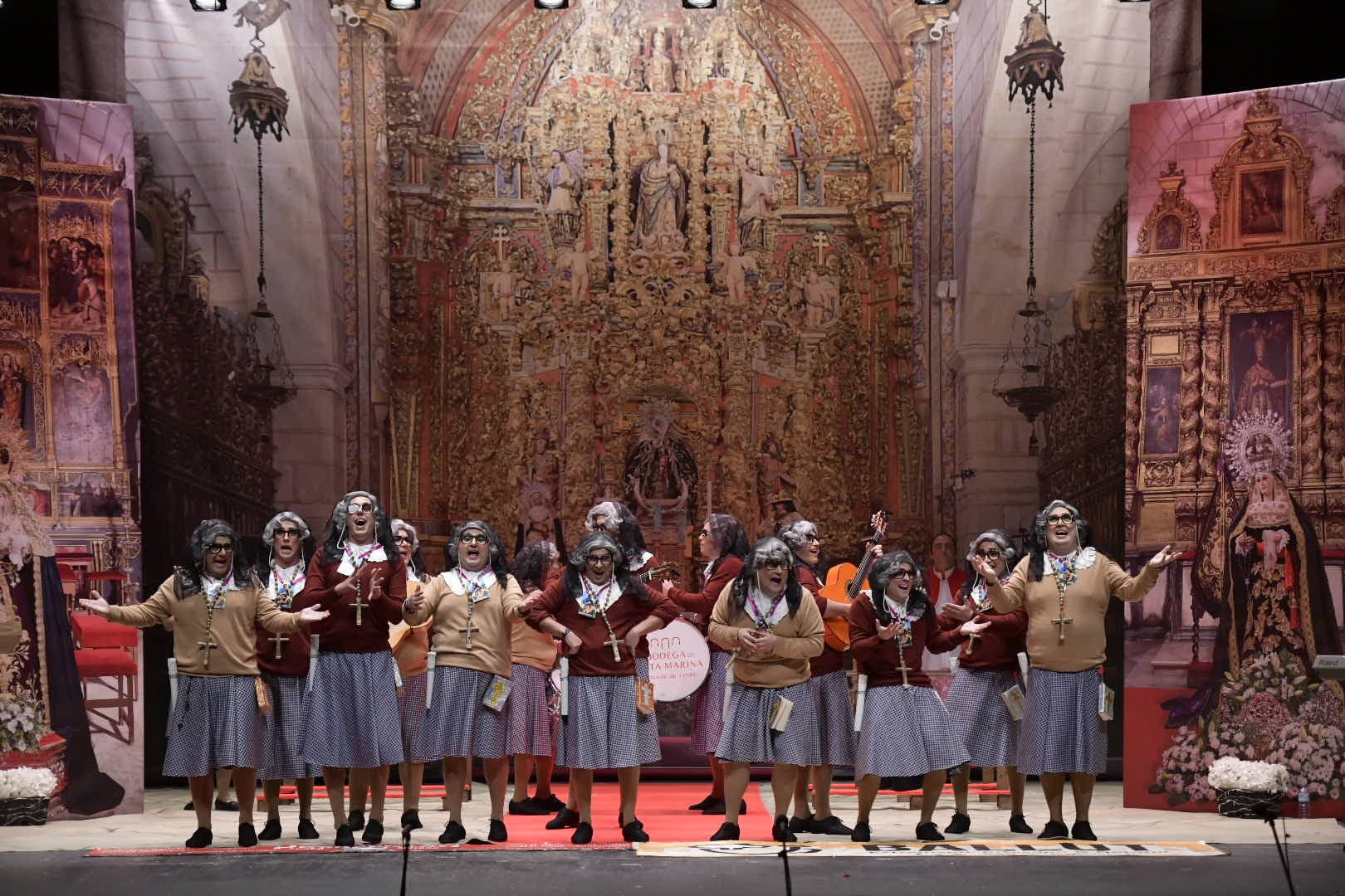 Pelotazo de Los Mirinda. El olor a incienso en el teatro presagiaba la sorpresa. En su 20 aniversario esta murga no había querido decir su disfraz, el misterio es que son beatas en la catedral en la coronación de La Soledad