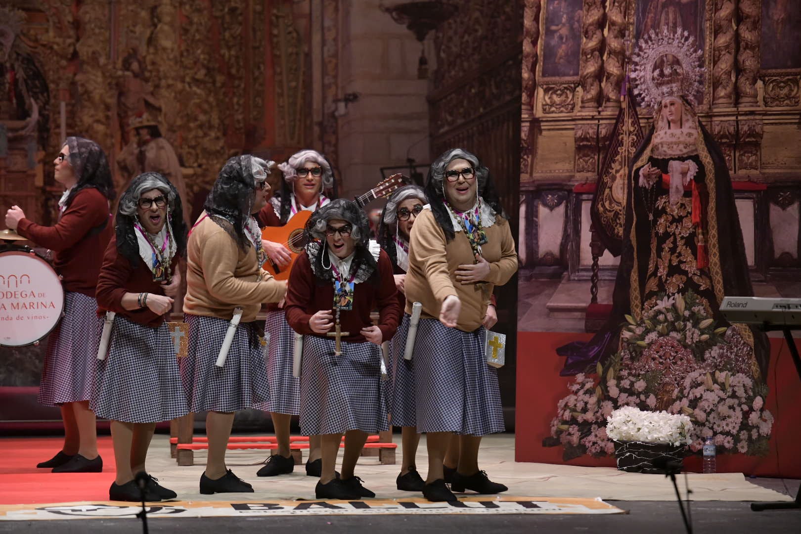 Pelotazo de Los Mirinda. El olor a incienso en el teatro presagiaba la sorpresa. En su 20 aniversario esta murga no había querido decir su disfraz, el misterio es que son beatas en la catedral en la coronación de La Soledad