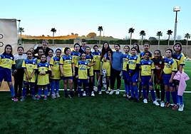 Loli Vargas, alcaldesa de Monesterio, y Miguel Ángel Gallardo, presidente de la Diputación de Badajoz, posan junto al equipo de fútbol femenino de Monesterio