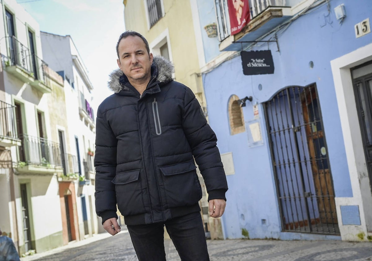 Daniel Casado junto a 'Le Salon' de El Silencio, donde imparte el taller de masculinidad.