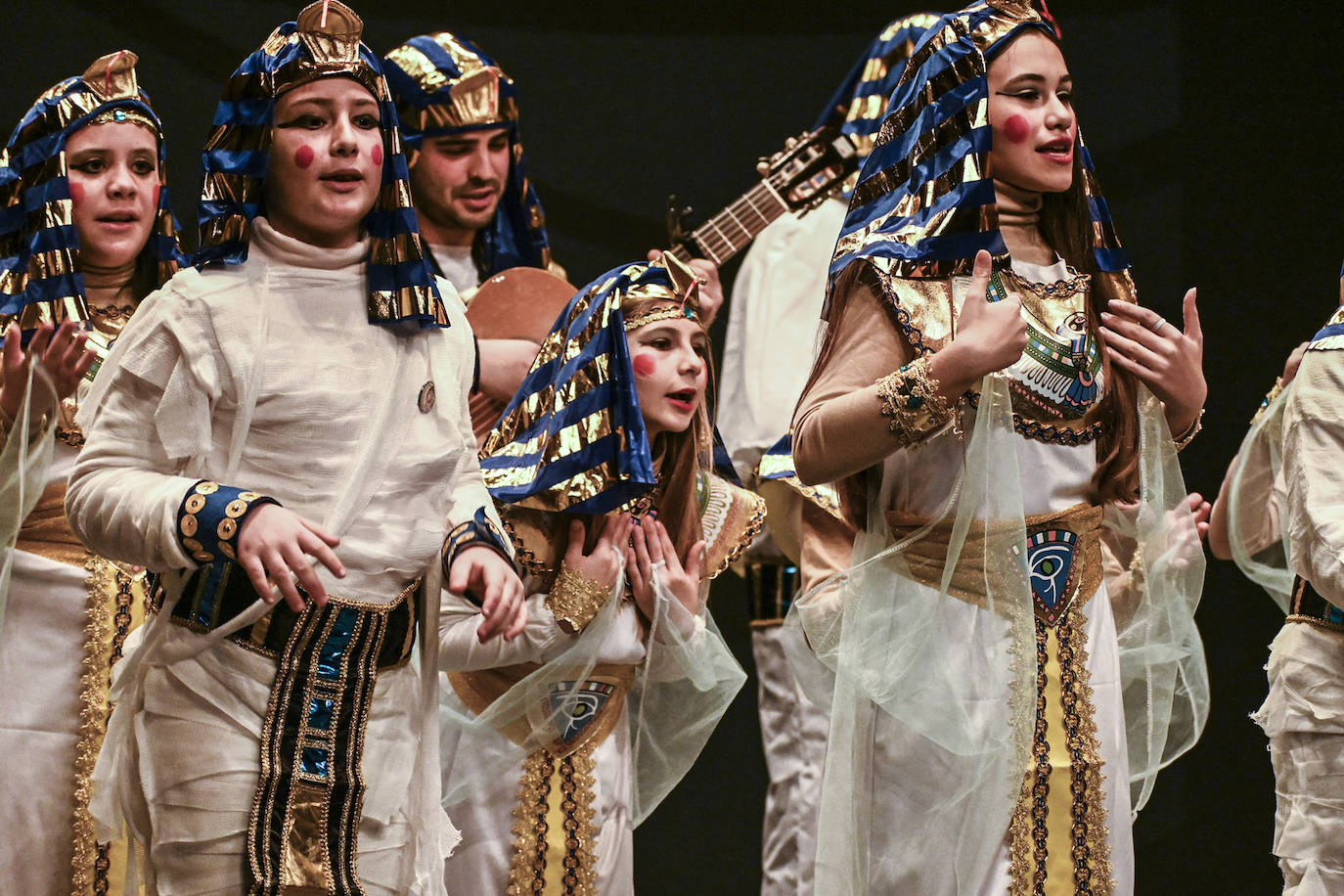 Imagen principal - El Carnaval, una fiesta de valores en los colegios pacenses