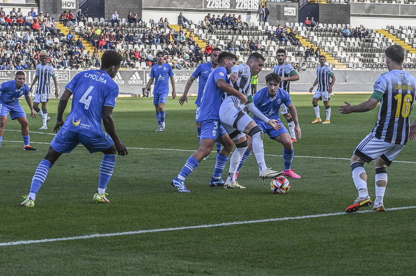 El partido entre el Badajoz y el Illescas, en imágenes