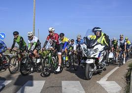 Los ciclistas a la salida de La Granadilla en el inicio de la carrera 'Trofeo Rubén Tanco', con maillot rojo.