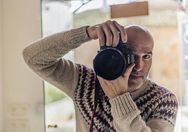 Fernando Paramio, fotografiado mientras hacía un retrato en su galería de Cáceres.