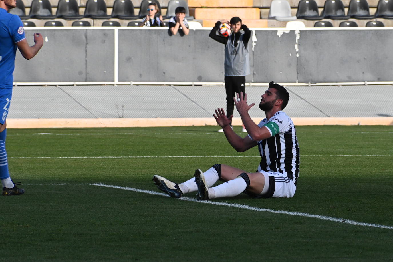 El partido entre el Badajoz y el Illescas, en imágenes