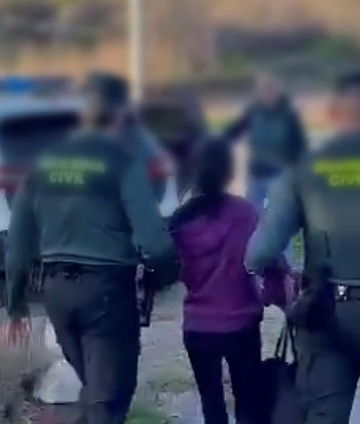 Imagen secundaria 2 - Los dos detenidos son dirigidos por agentes hasta el coche tras ser detenidos.