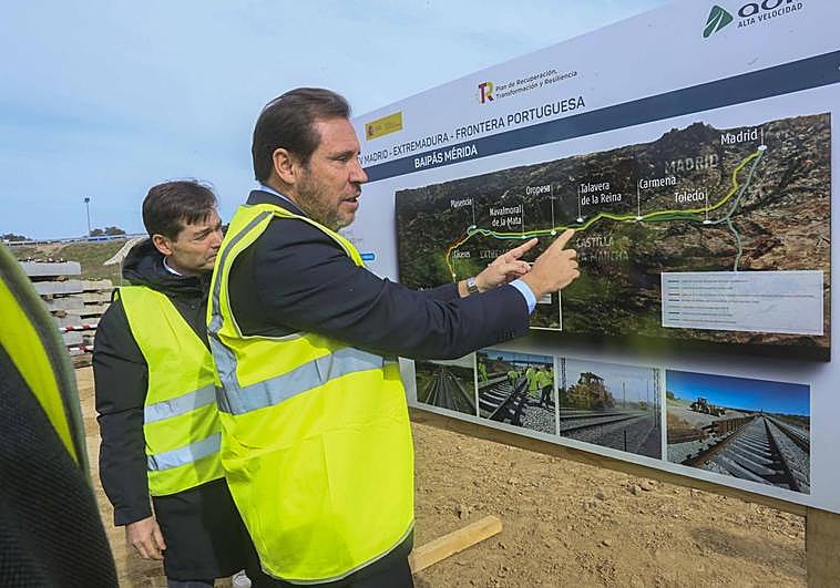 El ministro de Transportes Óscar Puente señala el tramo ferroviario entre Navalmoral de la Mata y Talavera de la Reina.