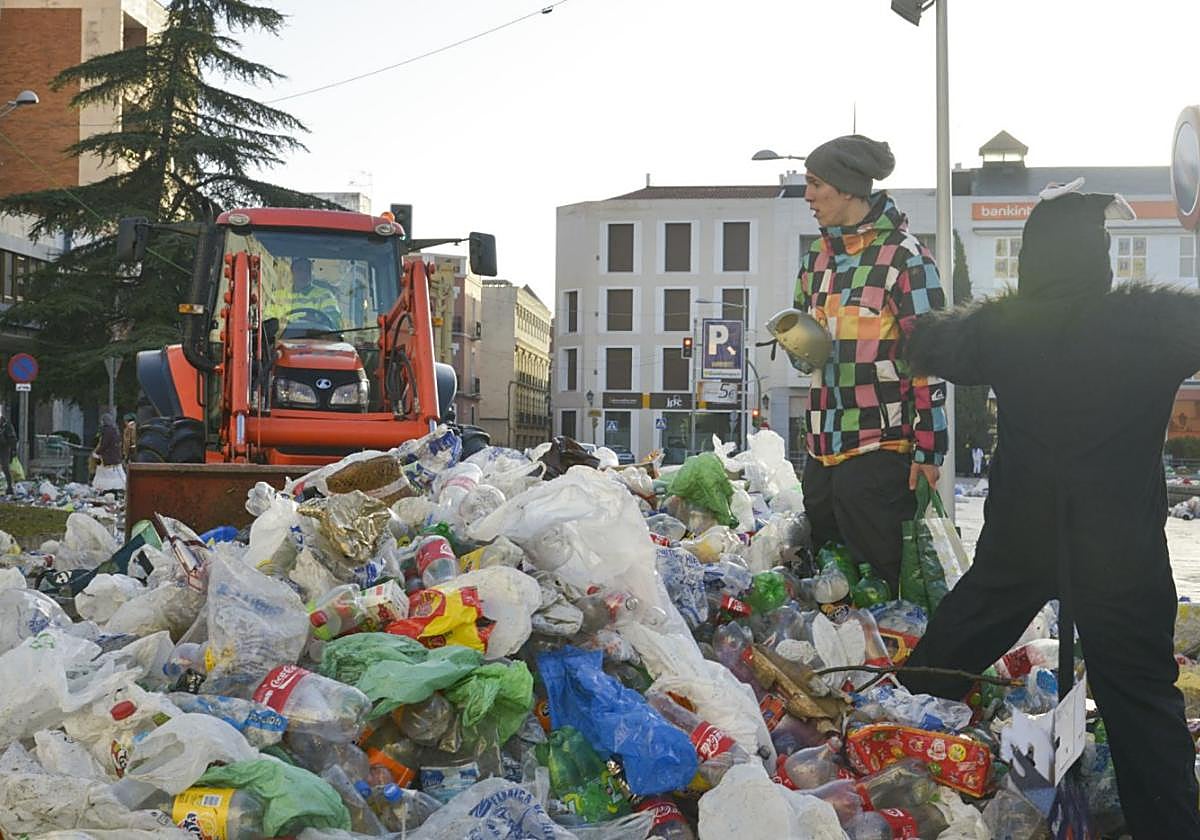 Dos carnavaleros, en la mañana del martes de Carnaval de Badajoz 2023 tras el botellón.
