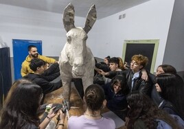 28 alumnos de Artes Plásticas del IES Al-Qázeres han confeccionado el burro de cartón.