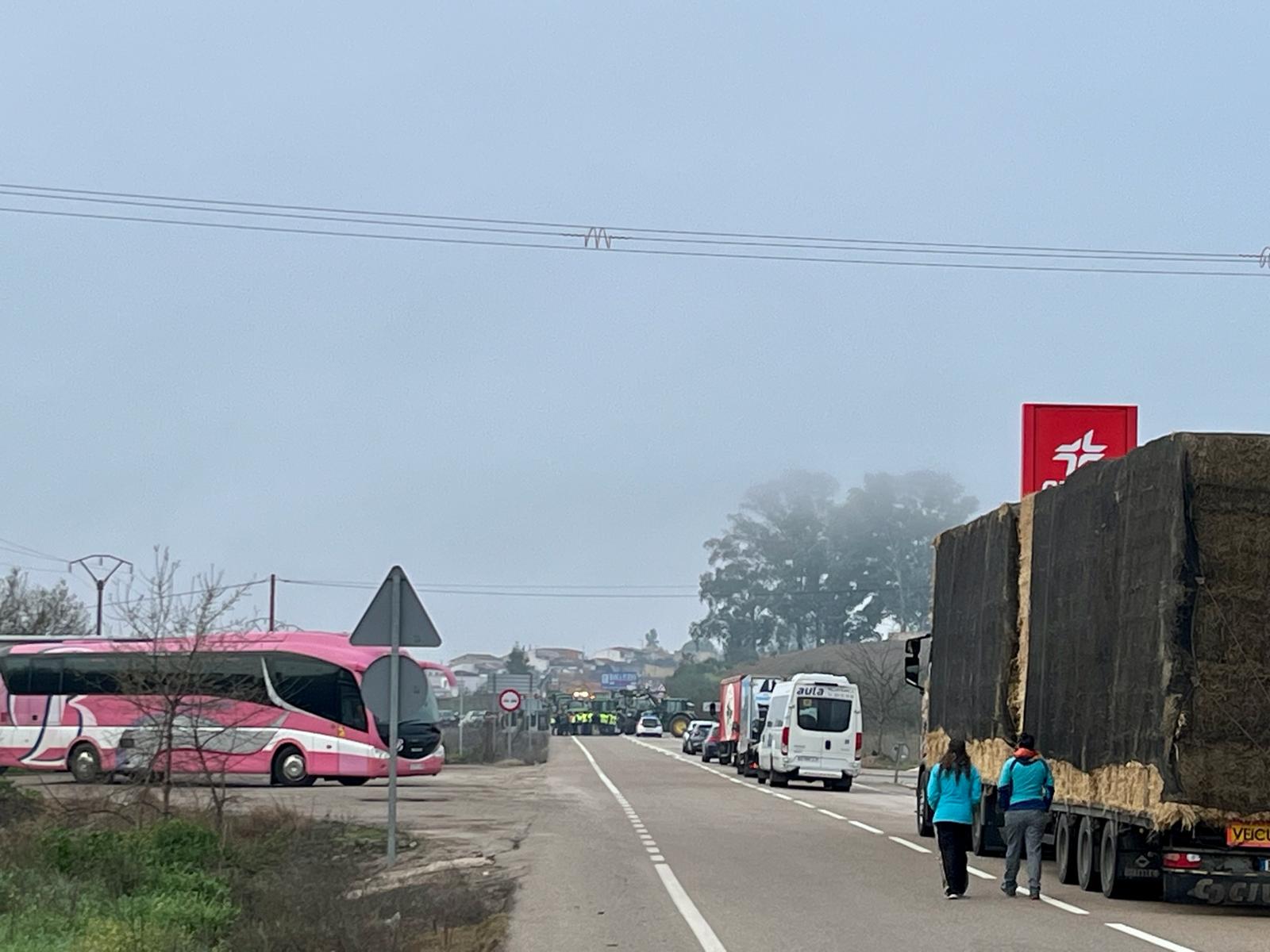 La N-523, que une Cáceres y Badajoz, también se ha visto afectada al ser bloqueada por tractores.