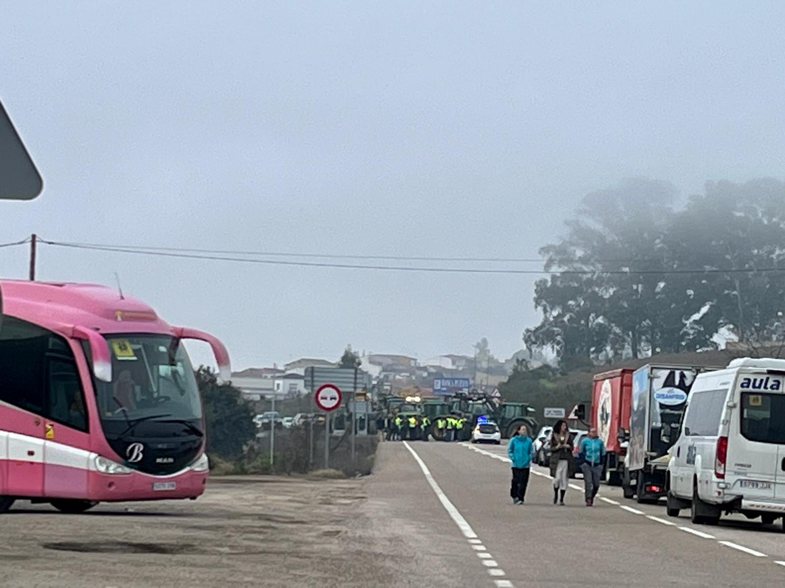 La N-523, que une Cáceres y Badajoz, también se ha visto afectada al ser bloqueada por tractores.