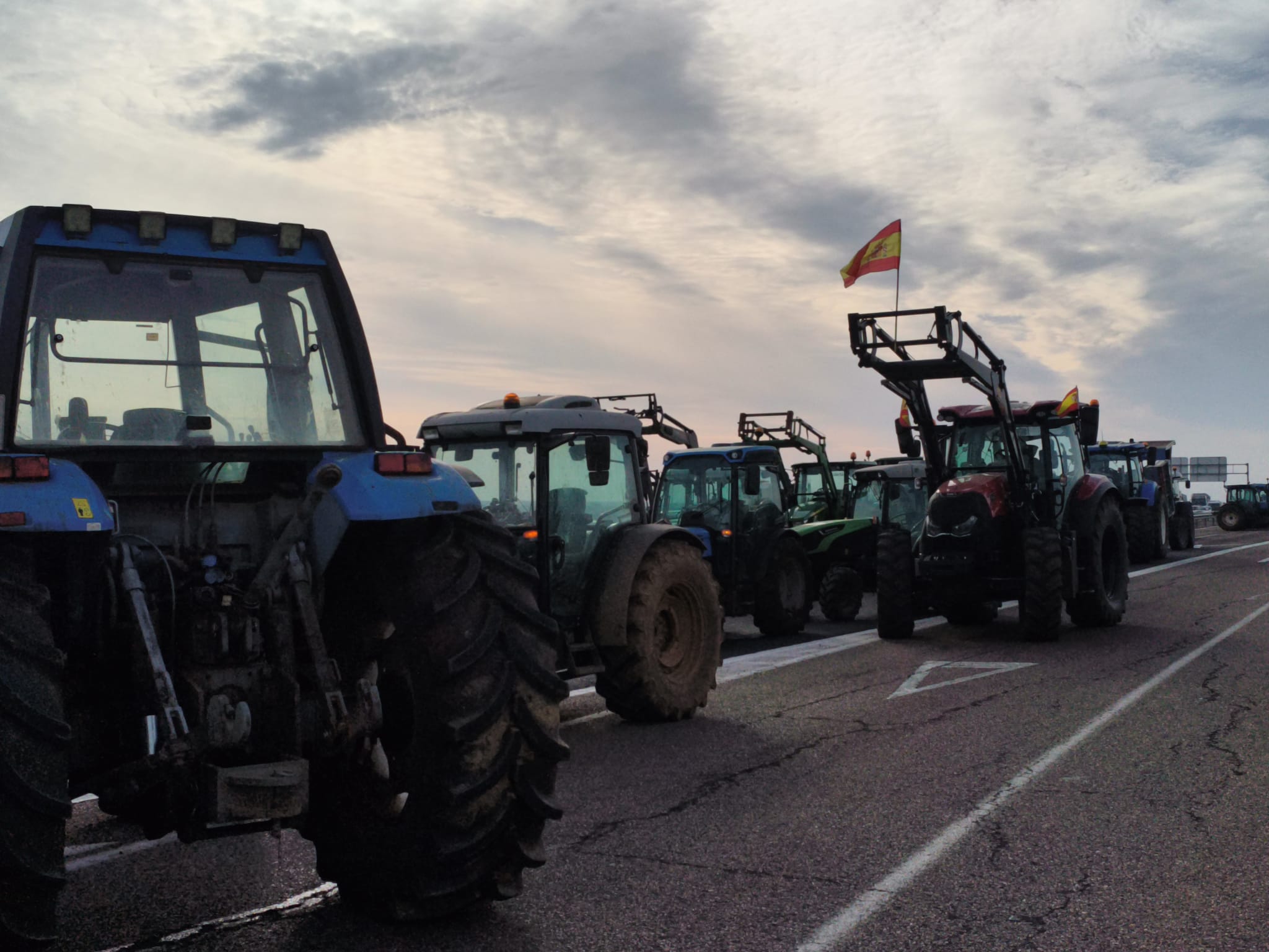 Corte de la A-66 con tractores, a la altura de Almendralejo. 