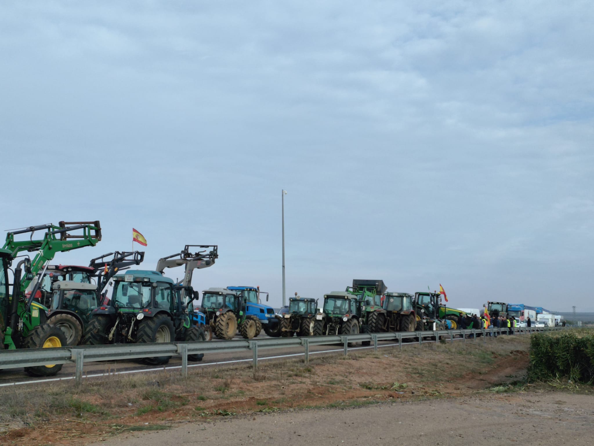 Corte de la A-66 con tractores, a la altura de Almendralejo. 