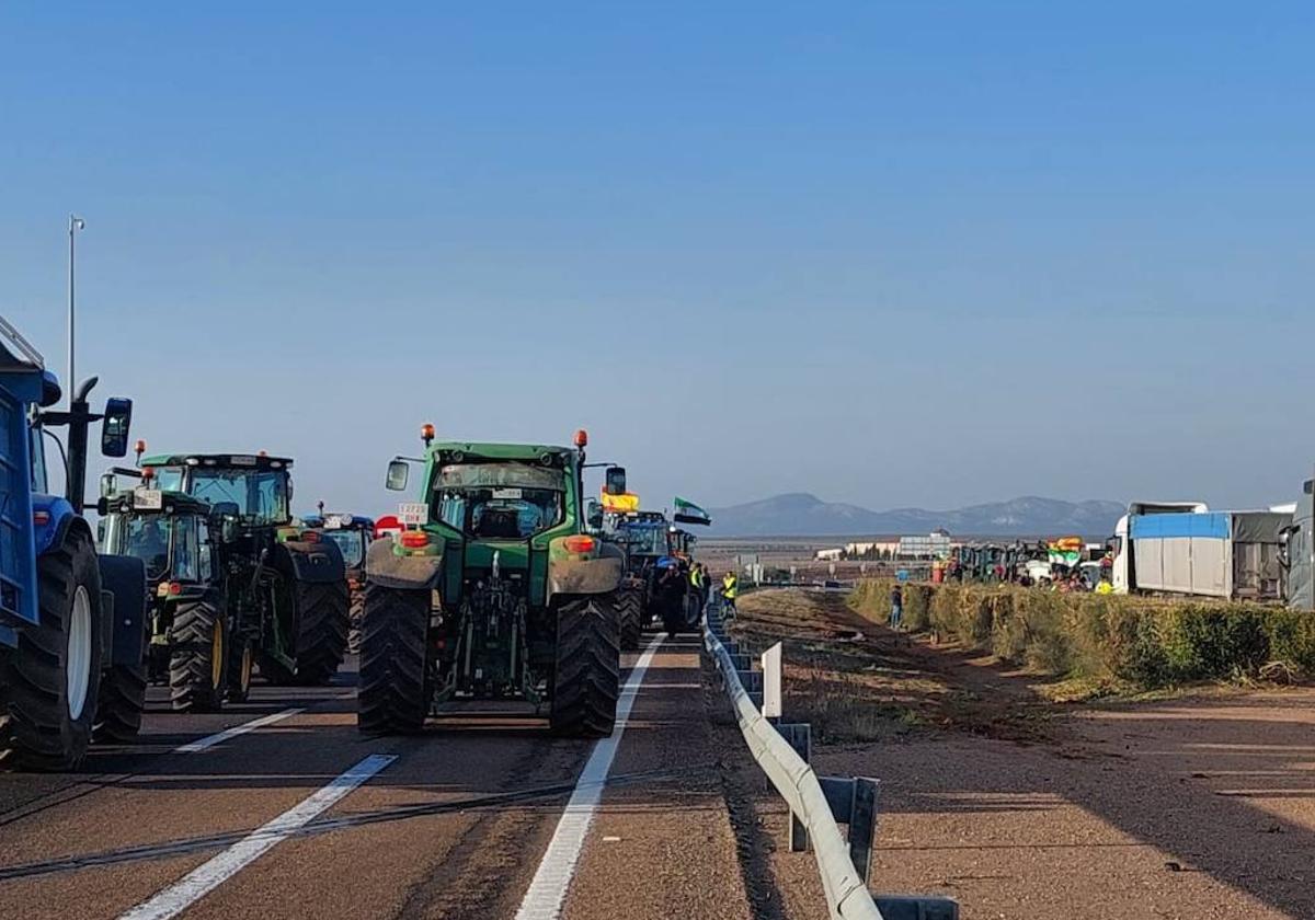 Tractores parados en la autovía A-66, cerca de Almendralejo.