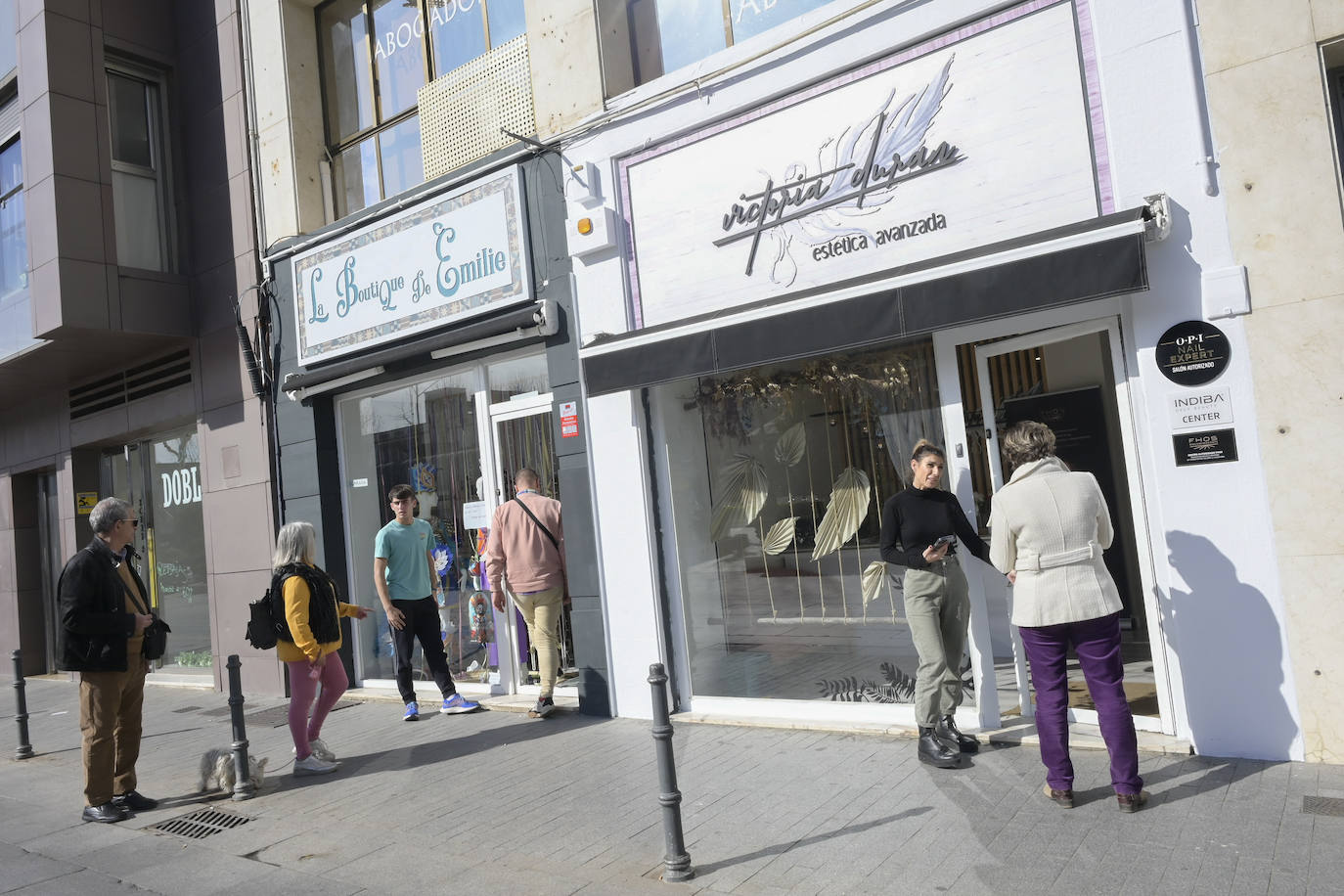 En la madrugada de este martes, el detenido entró supuestamente en la boutique de Emilie y el gabinete de estética de Victoria Durán. En este último se llevó dinero en efectivo.