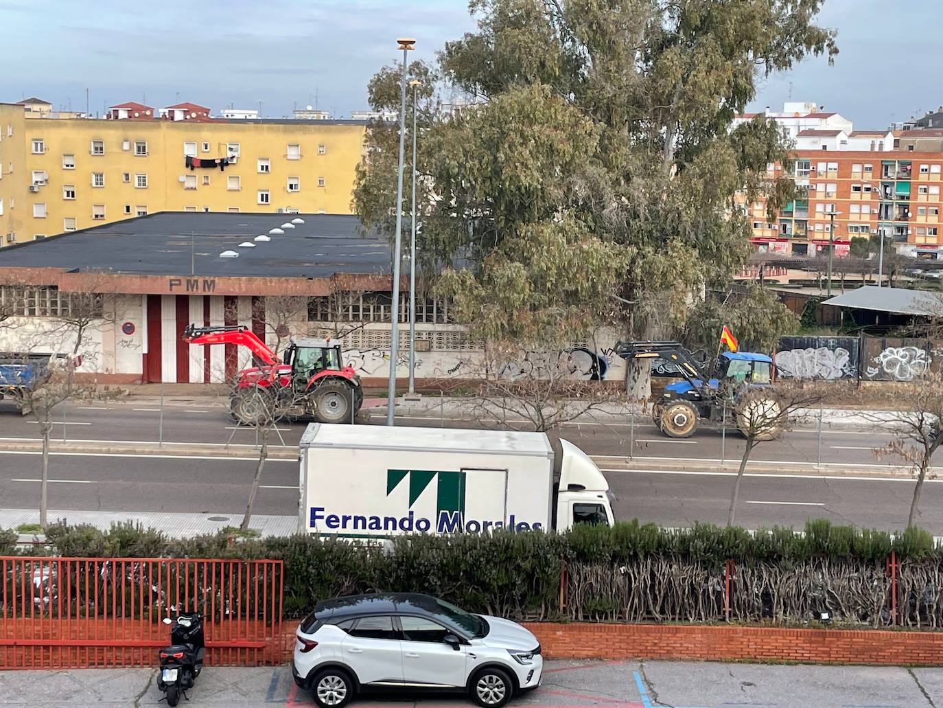 Los tractores en la entrada a Badajoz por la avenida del Diario HOY