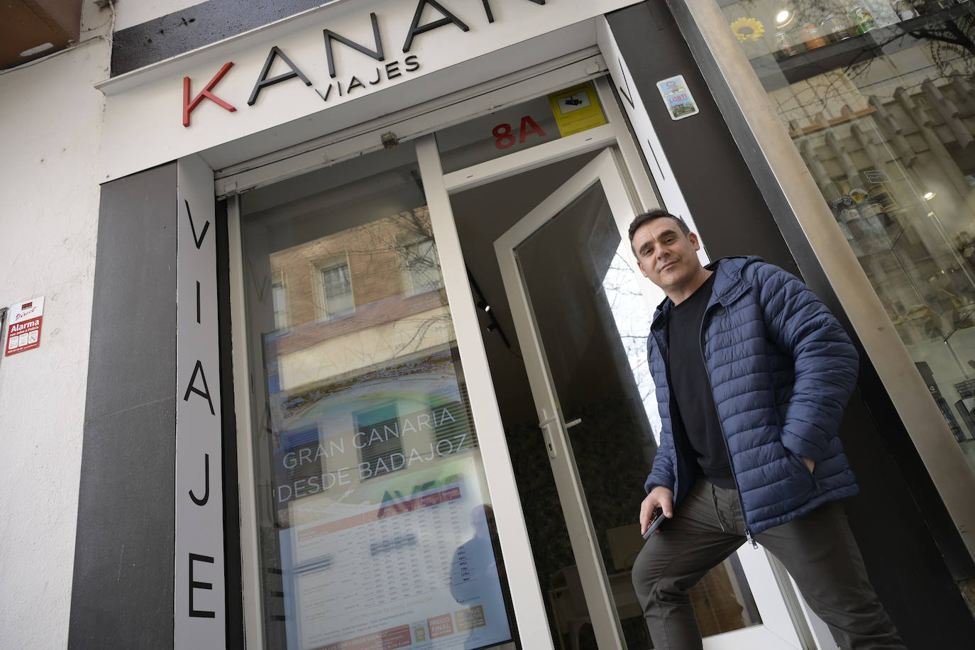 El primero comercio donde robaron fue esta agencia de viajes, donde su propietario Juan Sebastián Cano explica que no se llevaron nada porque "en una agencia de viajes no hay nada que llevarse".