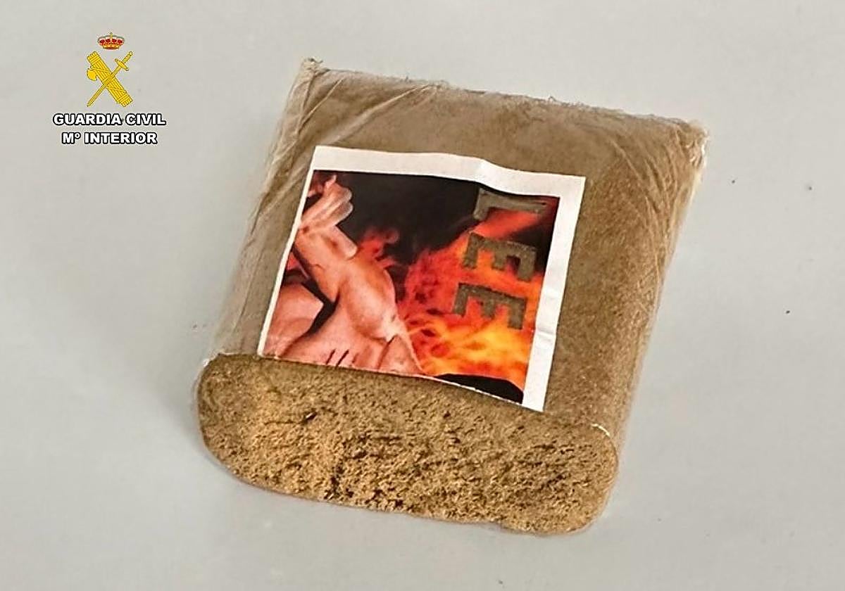 Hachís envuelto en un plástico con la foto rota de Bruce Lee.