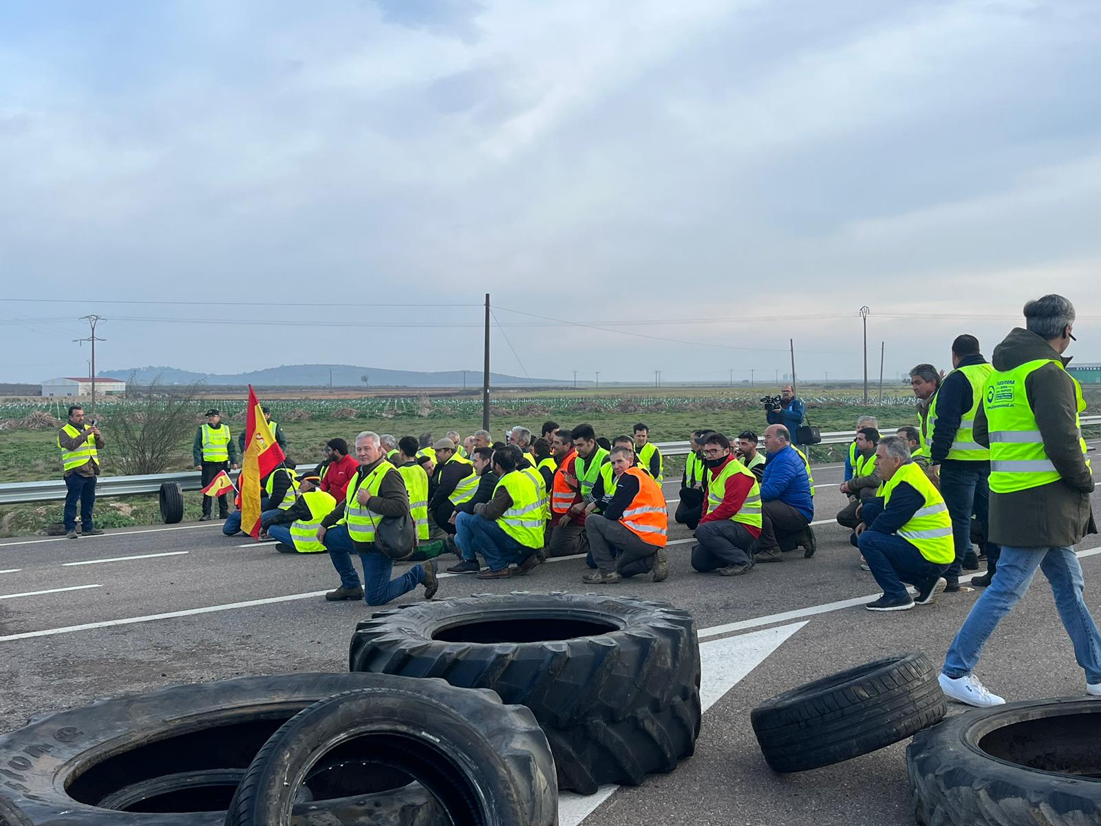 Manifestantes sentados en la calzada para iniciar el corte de la N-430