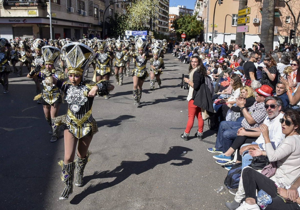 Público sentado en las sillas disfrutando del desfile.