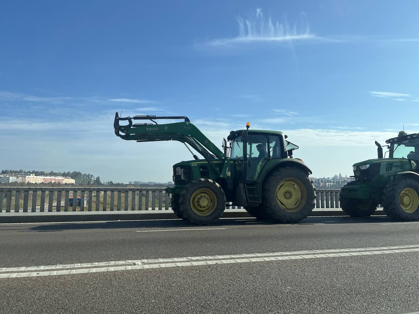 Tractores circulando por el centro de Badajoz