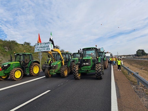 La A-5 ha sido bloqueada por los agricultores a la altura de Mérida.