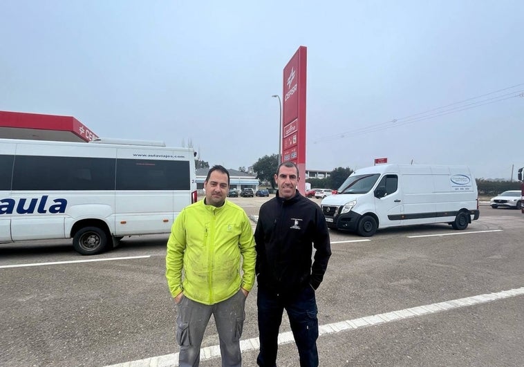 Juanjo y Pedro Ramón, ventanistas, esta mañana parados en La Roca de La Sierra.