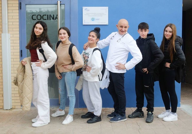 Pérez y alumnos del Nazaret con el posado popularizado por el chef.