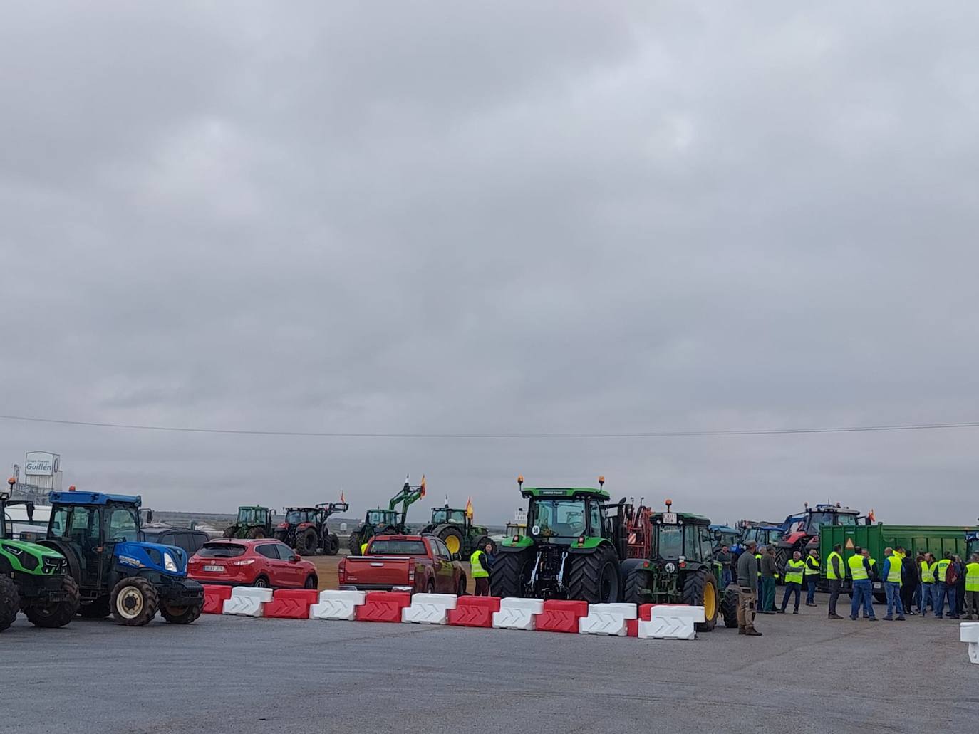 Concentración de agricultores en la rotonda de salida de la A-66 en Almendralejo.