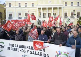 Trabajadores concentrados a las puertas del Ayuntamiento en diciembre para pedir una mejora salarial.