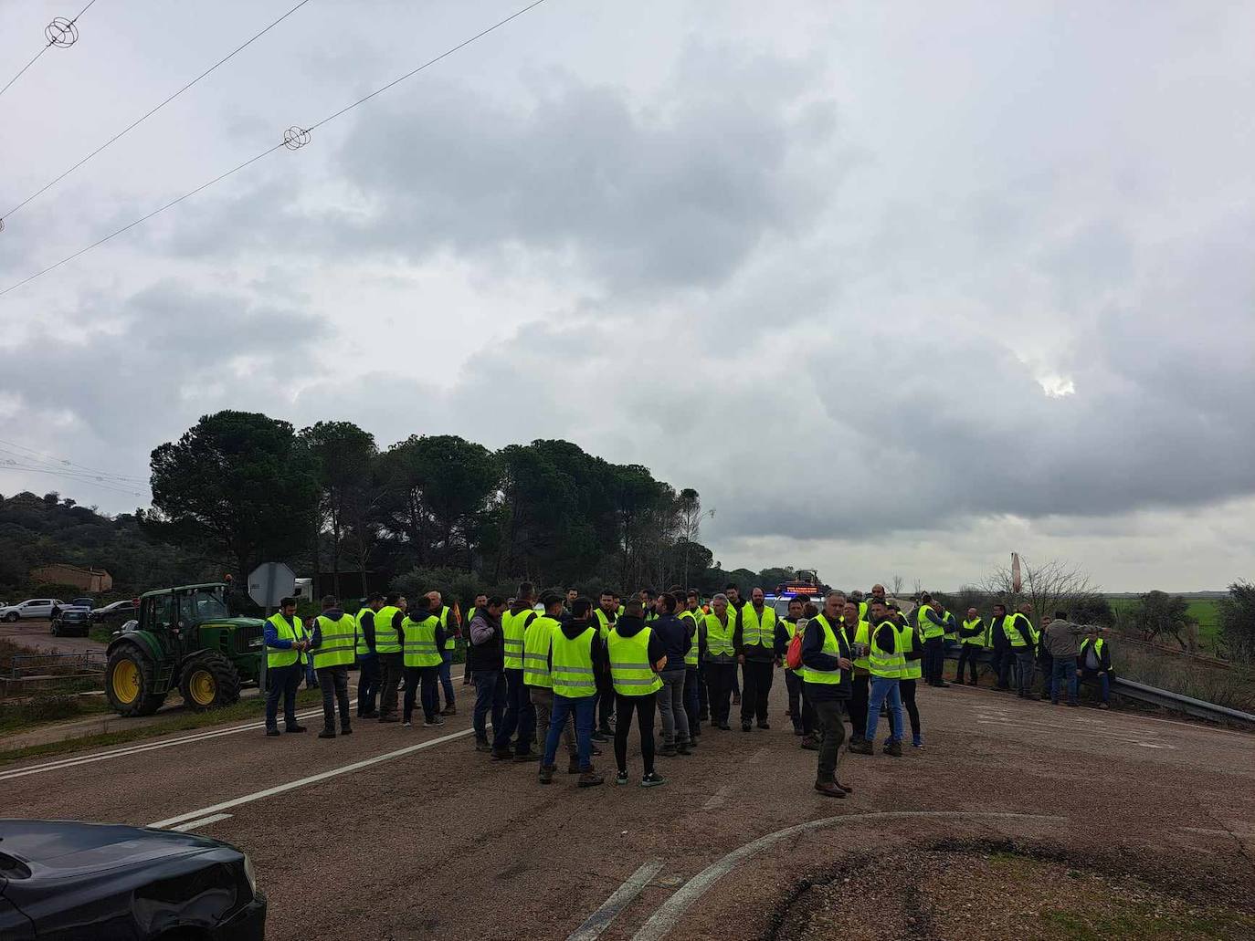 Agricultores de la zona de MIajadas cortaron la carretera EX-206