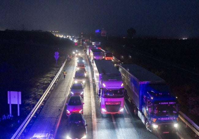 Vehículos y camiones retenidos en la A-66 este miércoles, a primera hora de la mañana.