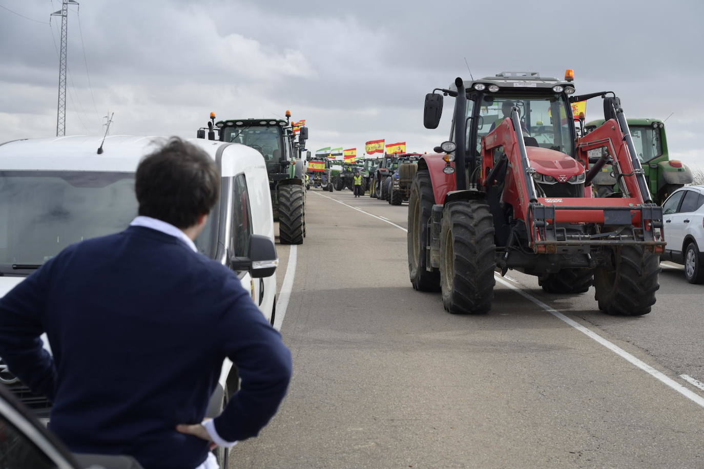 Concentración de tractores en la salida de la A-5, en el cruce con la carretera de Solana de los Barros 