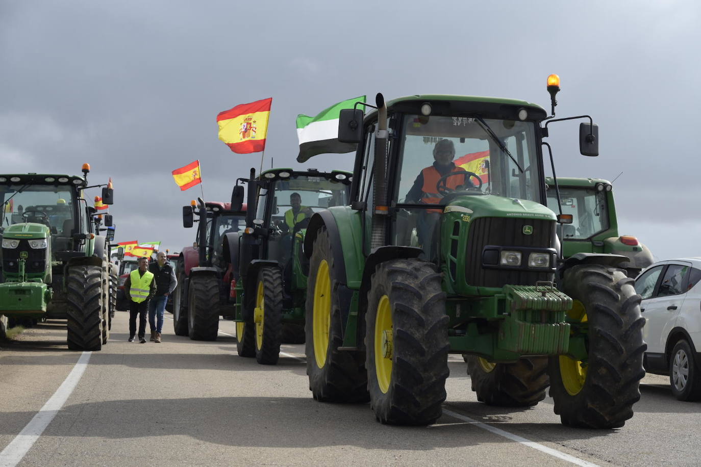 Concentración de tractores en la salida de la A-5, en el cruce con la carretera de Solana de los Barros 