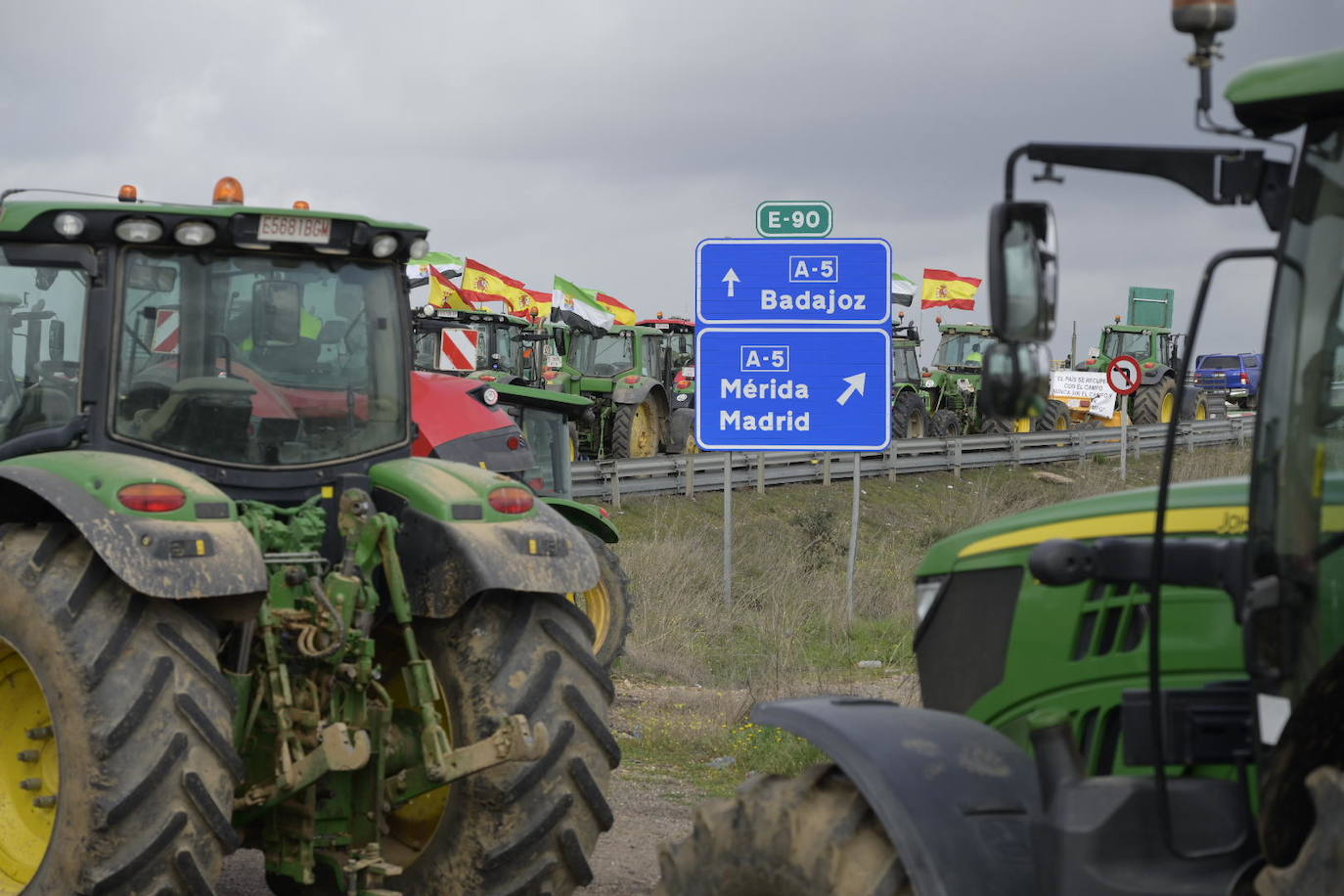 Concentración de tractores en la salida de la A-5, en el cruce con la carretera de Solana de los Barros 