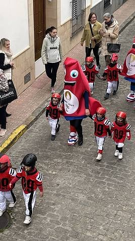 Mini jugadores de rugby en el desfile de esta mañana en Monesterio que la lluvia ha respetado