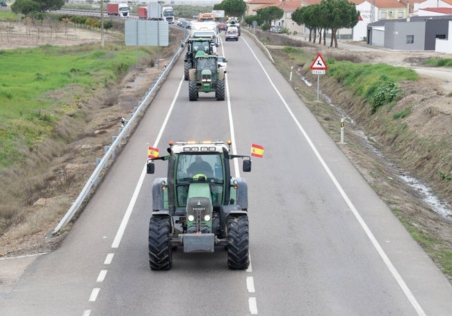 Tractores por la N-430 cerca de Hernán Cortés.