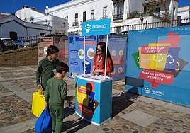 Dos pequeños frexnenses reciben formación en la exposición.