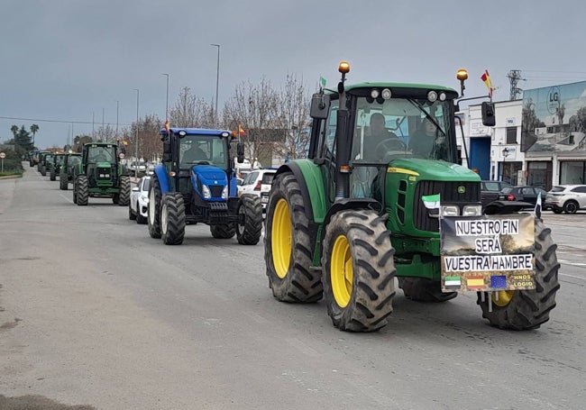 Tractores circulando por Navalmoral tras no poder acceder a la A-5