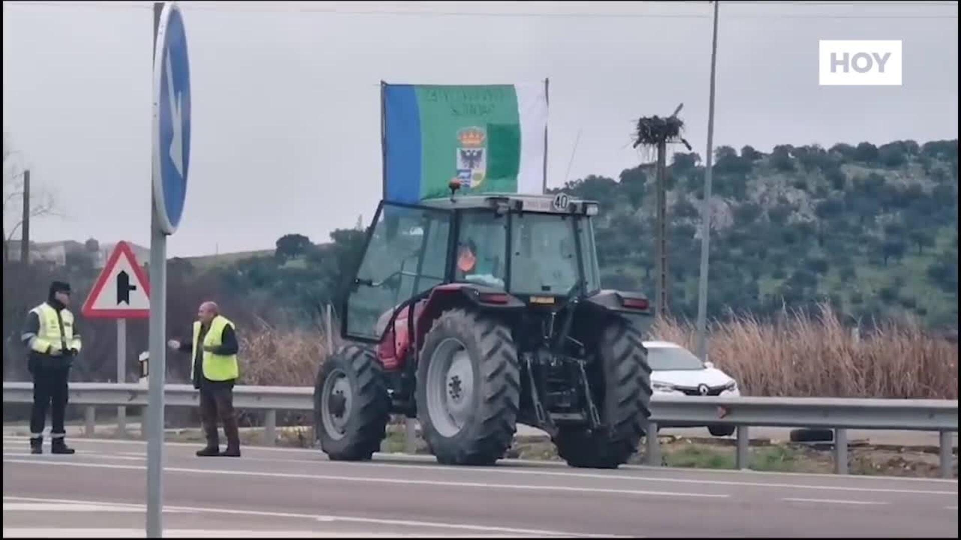 Momento en el que la Guardia Civil ha denunciado al tractorista que encabeza la marcha entre Santa Amalia y Hernán Cortés