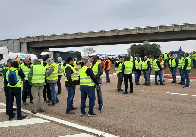 Manifestantes ocupando la N-432 en el cruce de Zafra.