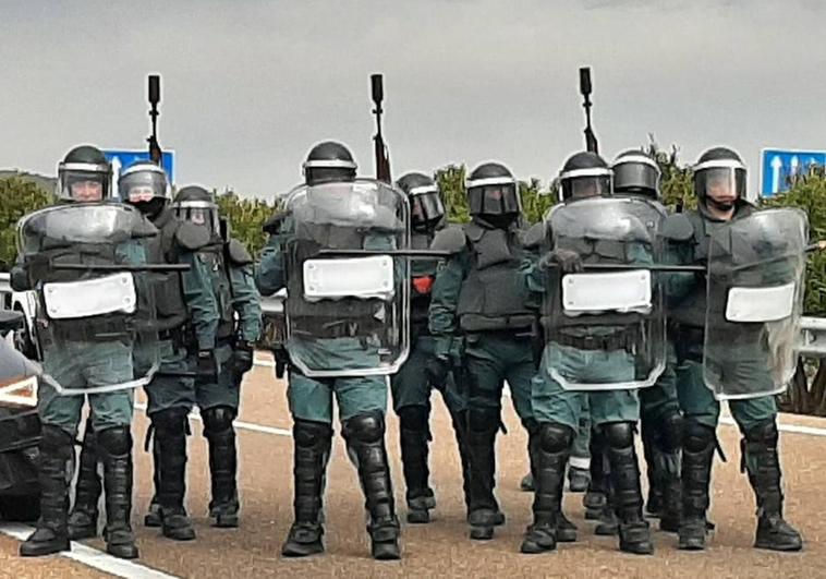 Agentes antidisturbios de la Guardia Civil en la N-432, en el conocido como cruce de la muerte de Zafra para impedir que se cortara la A-66, esta mañana.