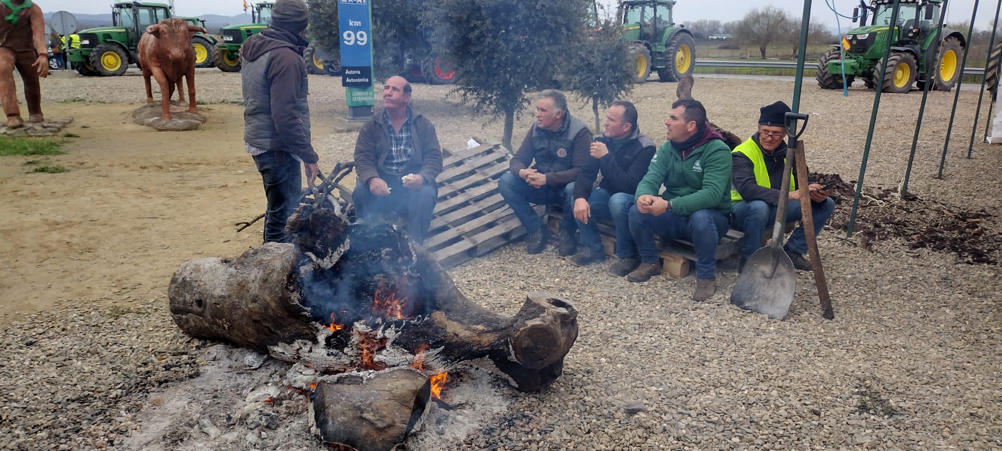 La protesta en Moraleja ha cortado la Ex-109 y la EX-A1