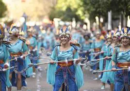 Desfile de la comparsa Anuva en el Carnaval de de Badajoz de 2020.