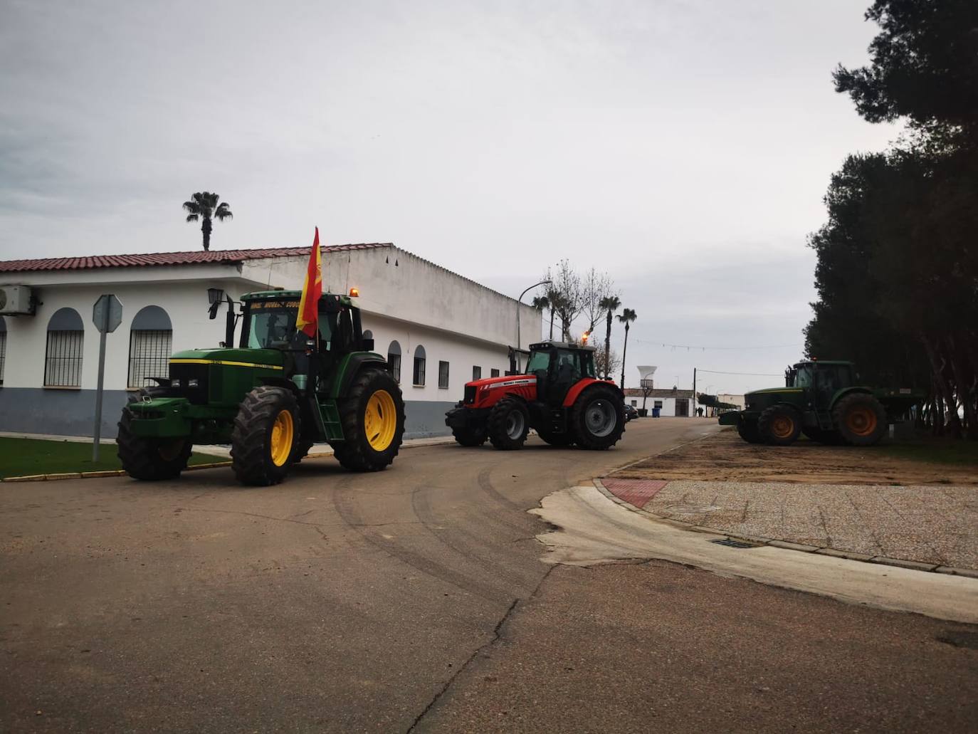 Tractores saliendo de Hernán Cortés, entidad local menor del municipio español de Don Benito, 