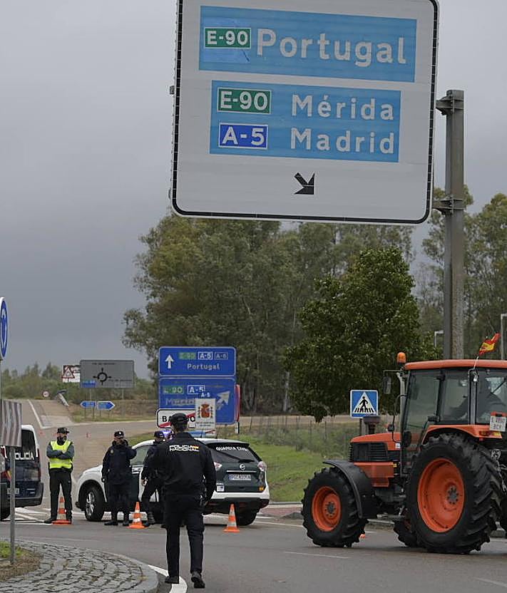 Imagen secundaria 2 - Cinco horas de marcha sobre Badajoz y un pequeño corte en la A-5
