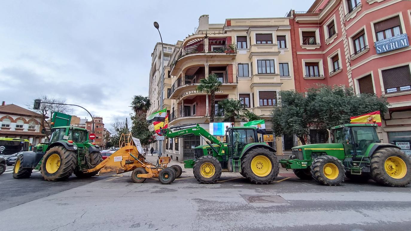 Fotos | Protesta de los agricultores este viernes en Badajoz