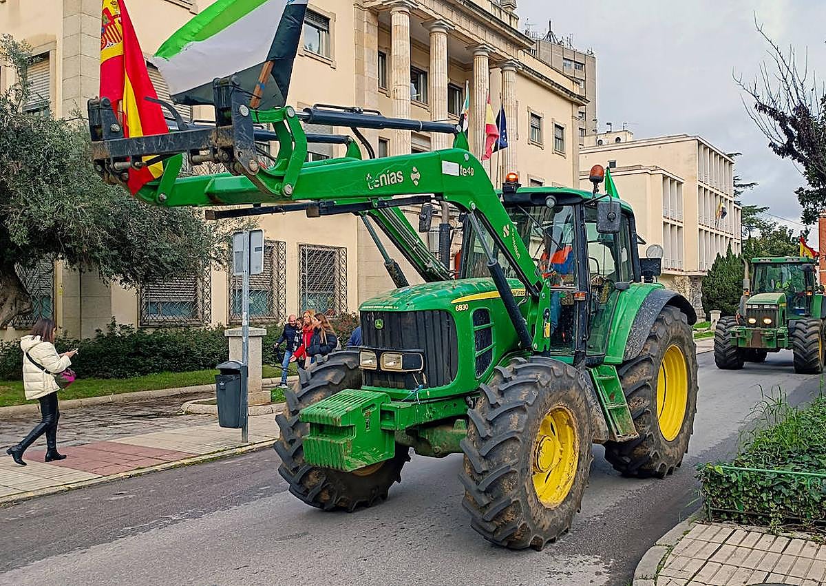 Imagen secundaria 1 - Cinco horas de marcha sobre Badajoz y un pequeño corte en la A-5
