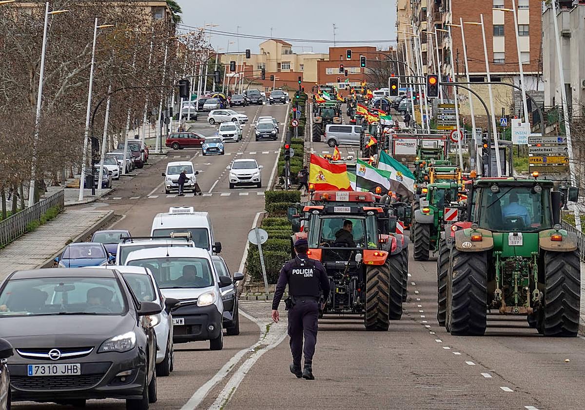 Imagen principal - Cinco horas de marcha sobre Badajoz y un pequeño corte en la A-5