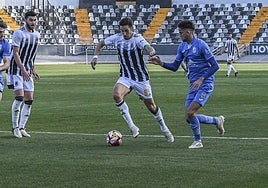 Álex Alegría en el duelo ante el Illescas, instantes antes de marcharse lesionado.